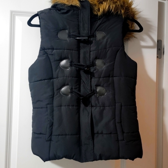 Love Tree Jackets & Blazers - Medium Love Tree Black and Plaid Faux Fur Hooded Puffer Vest